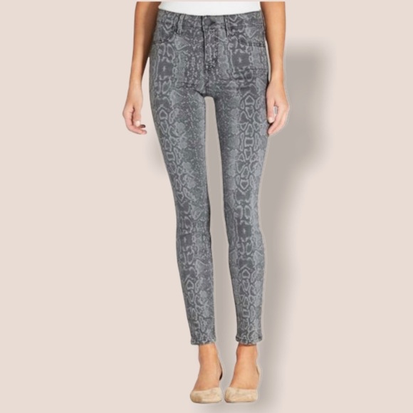 NWOT Level 99 Grey Snake Print Jean Size 28